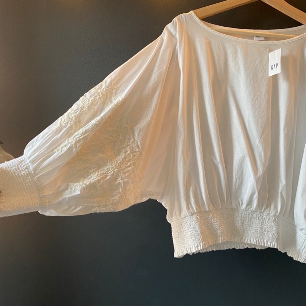 GAP Smocked hem balloon sleeve embroidered top NWT